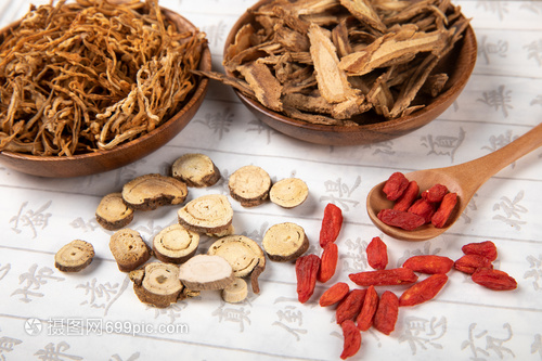 現(xiàn)代家庭的中西交融 傳統(tǒng)中藥材與智能家用電器的巧妙結(jié)合